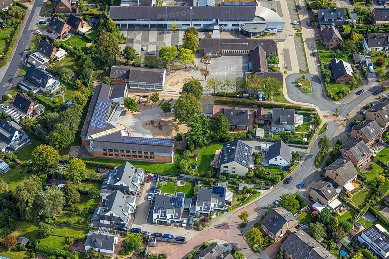 Aerial photo, Karl-Vogels-Schule primary school with solar roof, Hünxe, Ruhr area, North Rhine-Westphalia, Germany, education, educational institution, DE, roof with solar panels, Europe, comprehensive school, primary school, teaching institute, aerial photo, aerial photography, aerial photography, Lower Rhine, photovoltaic system, school, solar, solar system, solar roof, solar energy, solar panels, solar power system, overview, bird's-eye view, birds-eyes view, overview