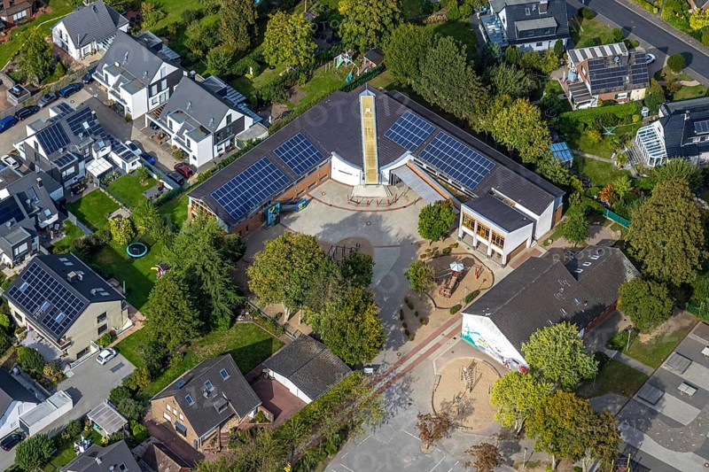 Aerial photo, Karl-Vogels-Schule primary school with solar roof, Hünxe, Ruhr area, North Rhine-Westphalia, Germany, education, educational institution, DE, roof with solar panels, Europe, primary school, educational institute, aerial photo, aerial photography, aerial photography, Lower Rhine, photovoltaic system, school, solar, solar system, solar roof, solar energy, solar panels, solar power system, overview, bird's-eye view, birds-eyes view, overview