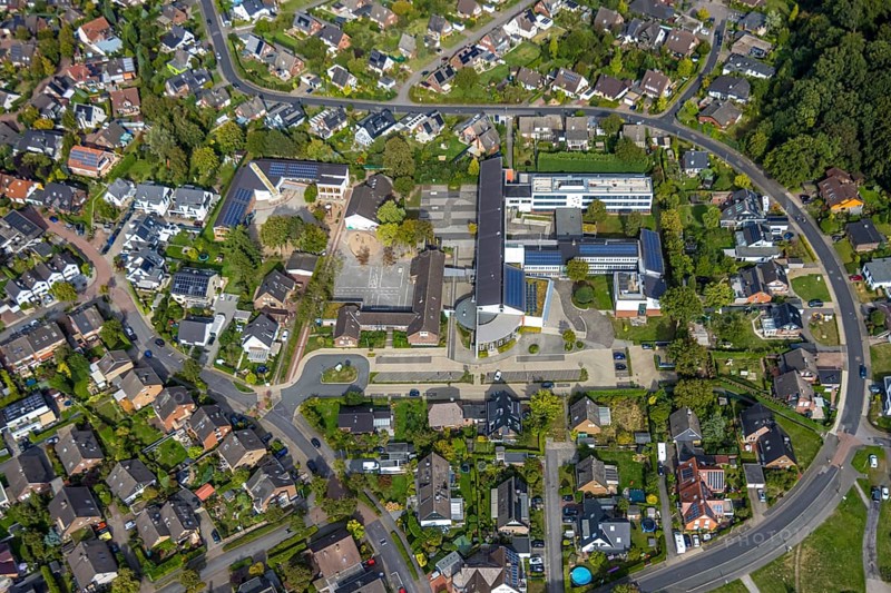 Aerial view, Comprehensive school Hünxe and Karl-Vogels-Schule primary school with solar roof, Hünxe, Ruhr area, North Rhine-Westphalia, Germany, education, educational institution, DE, roof with solar panels, Europe, comprehensive school, primary school, educational institute, aerial view, aerial photography, aerial photography, Lower Rhine, photovoltaic system, school, schoolyard, solar, solar system, solar roof, solar energy, solar panels, solar power system, overview, bird's eye view, birds-eyes view, overview