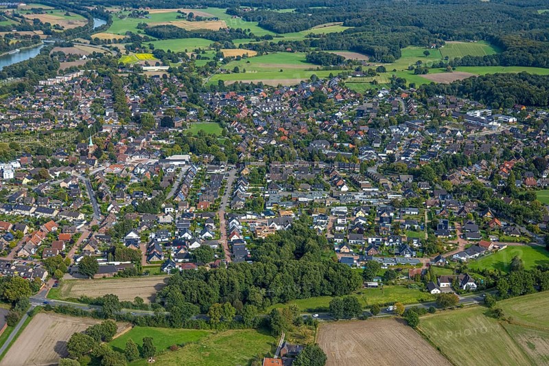 Aerial view, residential area, local view Hünxe general view with distant view, Hünxe, Ruhr area, North Rhine-Westphalia, Germany, DE, Europe, property tax, real estate, aerial view, aerial photography, aerial photography, Lower Rhine, overview, bird's eye view, residential complex, living and living, residential area, quality of living, residential neighbourhood, housing estate, residential area, birds-eyes view, overview
