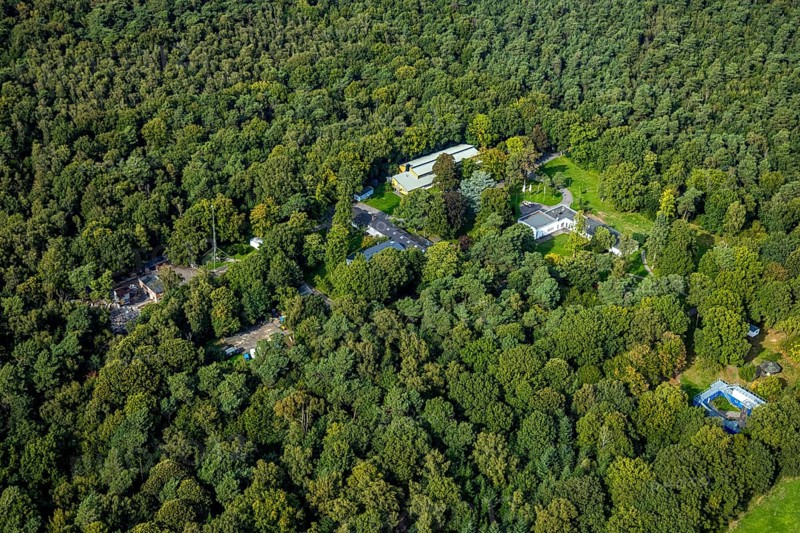 Aerial photo, BRH Bundesverband Rettungshunde e.V. training facility in the Testerberge forest area, radio mast and several buildings, Bucholtwelmen, Hünxe, Ruhr area, North Rhine-Westphalia, Germany, DE, Europe, aerial photo, aerial photography, aerial photography, Lower Rhine, overview, bird's-eye view, overview