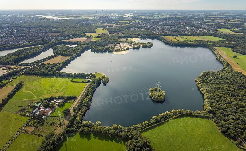 Aerial view, Tenderingssee and lido, gravel works Hünxe, island in the lake, Bruckhausen, Hünxe, Ruhr area, North Rhine-Westphalia, Germany, bathing establishment, bathing resort, DE, Europe, outdoor pool, leisure activities, aerial view, aerial photography, aerial photography, Lower Rhine, swimming pool, lake, overview, bird's-eye view, overview