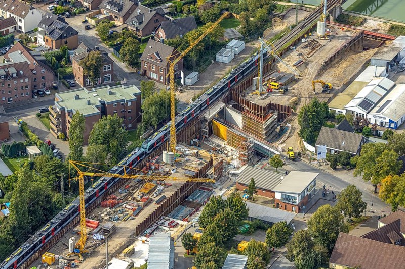 Aerial view, Poststrasse with bridge construction and railway line with S-Bahn, extension of the Betuweroute and Betuwe-Line railway line, Friedrichsfeld, Voerde, Ruhr area, North Rhine-Westphalia, Germany, construction work, construction area, construction site, building plots, construction crane, construction project, construction site, DE, Europe, aerial view, aerial photography, aerial photography, Lower Rhine, overview, Voerde (Lower Rhine), bird's eye view, birds-eyes view, overview