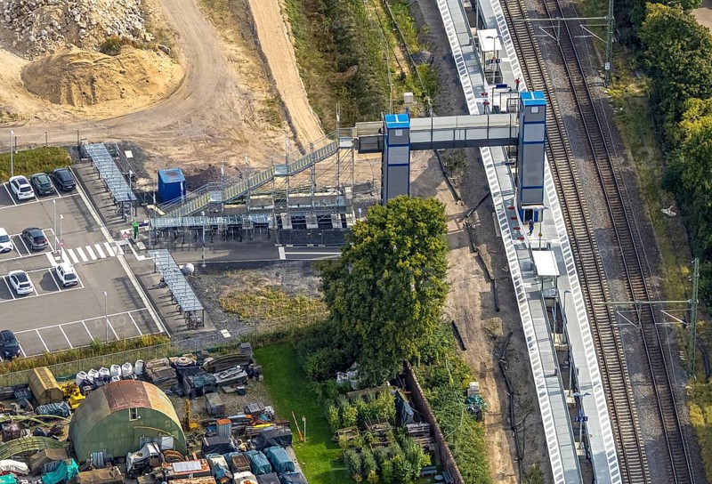 Aerial view, Friedrichsfeld (Niederrhein) railway station, construction site with new building and stairway to platform with pedestrian bridge, car park and bicycle stand, Friedrichsfeld, Voerde, Ruhr area, North Rhine-Westphalia, Germany, railway area, railway station, platform, DE, Deutsche Bahn AG, Europe, track systems, tracks, aerial view, aerial photography, aerial photography, Lower Rhine, overview, Voerde (Niederrhein), bird's-eye view, overview