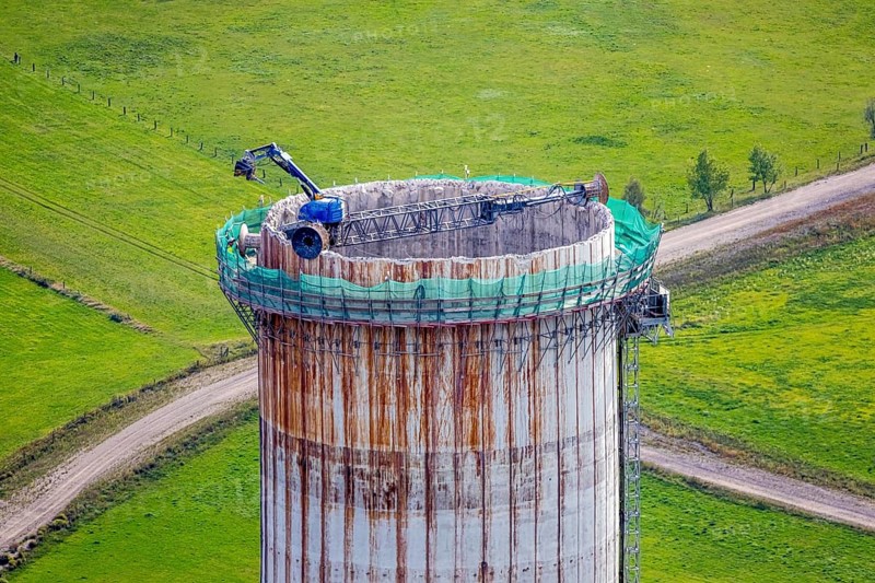 Aerial view, construction site with dismantling work on a tower of the Voerde power plant, Möllen, Voerde, Ruhr area, North Rhine-Westphalia, Germany, demolition work, excavator, construction work, construction site, building site, construction project, construction site, DE, Europe, aerial view, aerial photography, aerial photography, Lower Rhine, dismantling, overview, Voerde (Lower Rhine), bird's eye view, bird's eye view, overview
