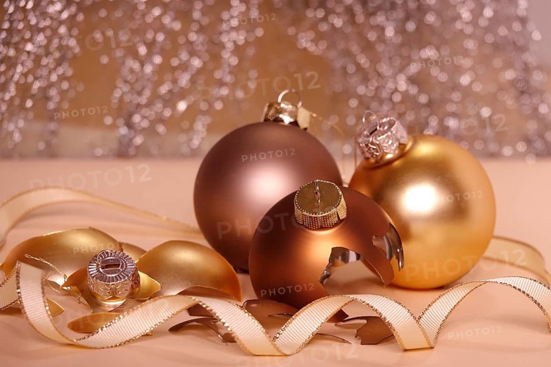 Symbolic image for a failed Christmas, quarrel at Christmas, broken Christmas tree baubles, Germany