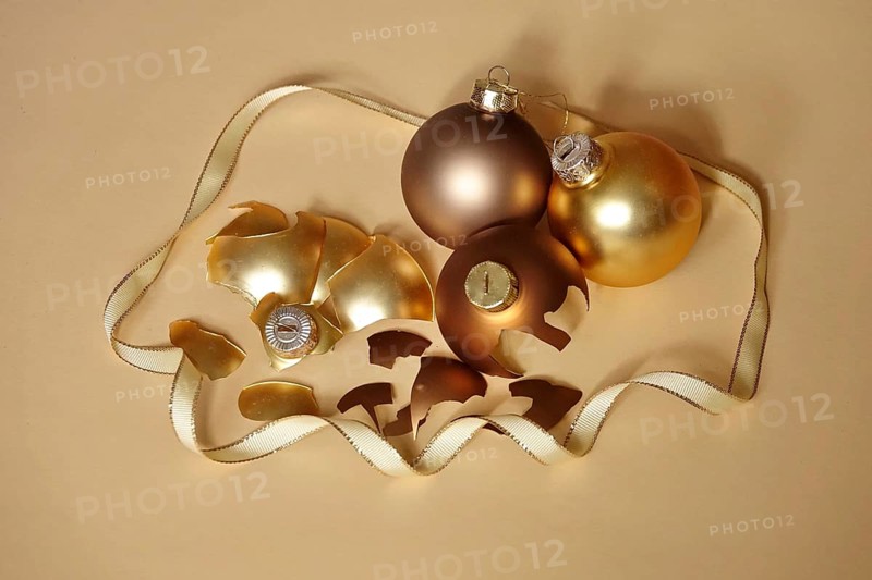 Symbolic image for a failed Christmas, quarrel at Christmas, broken Christmas tree baubles, Germany