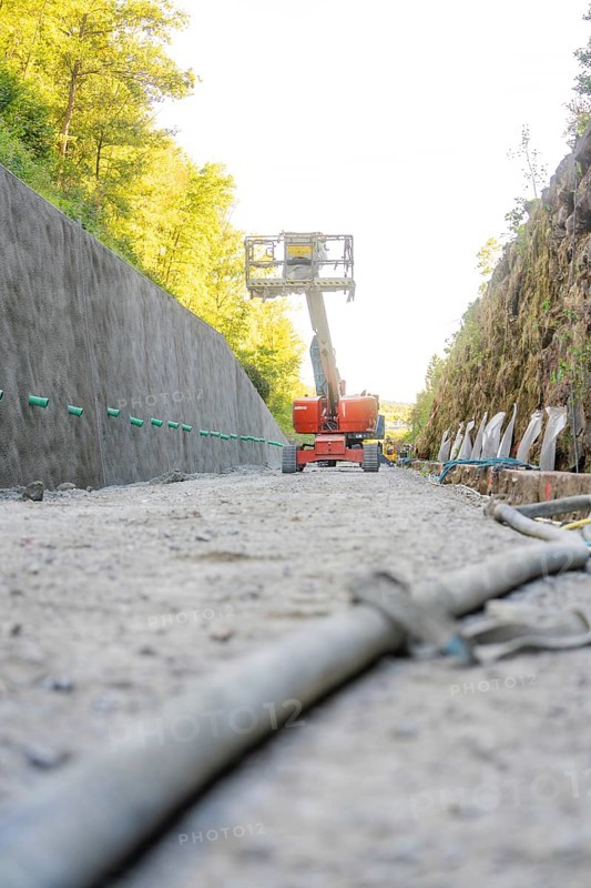 A working platform stands on a construction site between high concrete walls, Hermann Hessebahn construction site, Calw, Germany