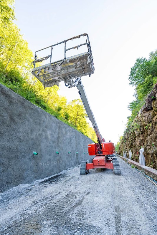 Lifting platform rises in front of concrete wall on construction site in the forest, Hermann Hessebahn construction site, Calw, Germany