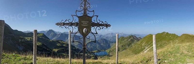 Forged memorial cross for Josef Böck, master shepherd of the rear Seealpe, behind it mountain panorama from the Zeigersattel to the Seealpsee, on the left the Höfats 2259m, in the centre of the picture the Allgäu main ridge with Trettachspitze 2595m, Mädelegabel 2645m, Bockkarkopf 2609m and Hochfrottspitze 2649m, Allgäu Alps, Allgäu, Bavaria, Germany