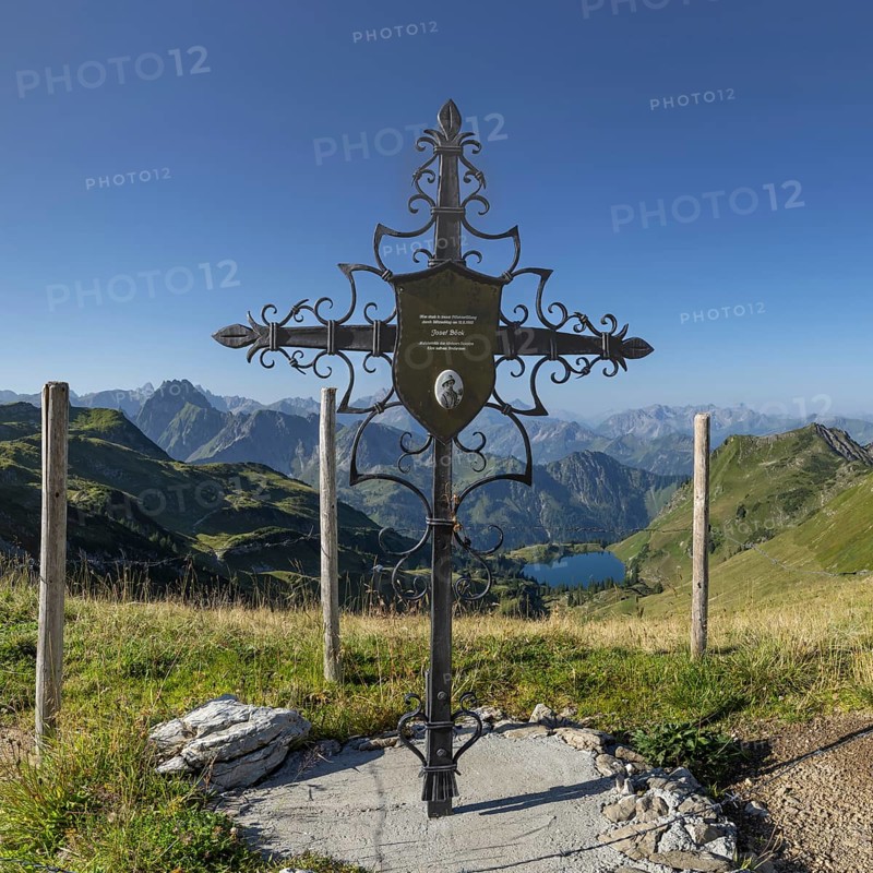 Forged memorial cross for Josef Böck, master shepherd of the rear Seealpe, behind it mountain panorama from the Zeigersattel to the Seealpsee, on the left the Höfats 2259m, in the centre of the picture the Allgäu main ridge with Trettachspitze 2595m, Mädelegabel 2645m, Bockkarkopf 2609m and Hochfrottspitze 2649m, Allgäu Alps, Allgäu, Bavaria, Germany