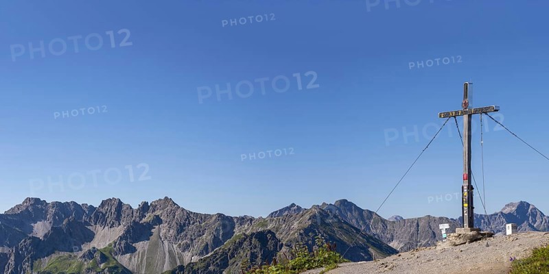 Summit cross on the Fellhorn, 2038m, behind it Schüsser, 2259m, Hochgehrenspitze, 2251m and Walser Hammerspitze, 2170m, Allgäu, Bavaria, Germany