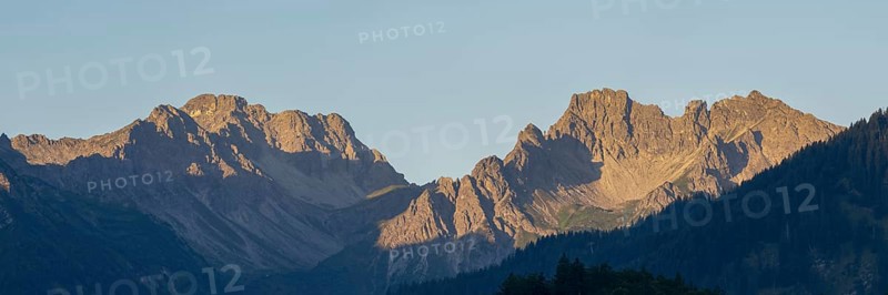 Mountain panorama at sunrise from Stillachtal into Warrmatsgundtal, on the left Alpgundkopf, Roßgundkopf and Griesgundkopf, on the right Schüsser, 2259m, and Hochgehrenspitze, 2251m, Allgäu Alps, Allgäu, Bavaria, Germany