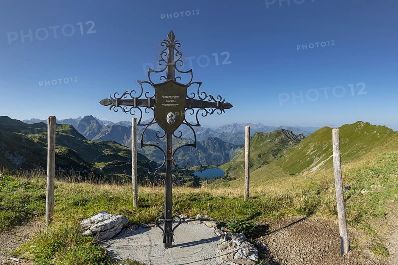 Forged memorial cross for Josef Böck, master shepherd of the rear Seealpe, behind it mountain panorama from the Zeigersattel to the Seealpsee, on the left the Höfats 2259m, in the centre of the picture the Allgäu main ridge with Trettachspitze 2595m, Mädelegabel 2645m, Bockkarkopf 2609m and Hochfrottspitze 2649m, Allgäu Alps, Allgäu, Bavaria, Germany