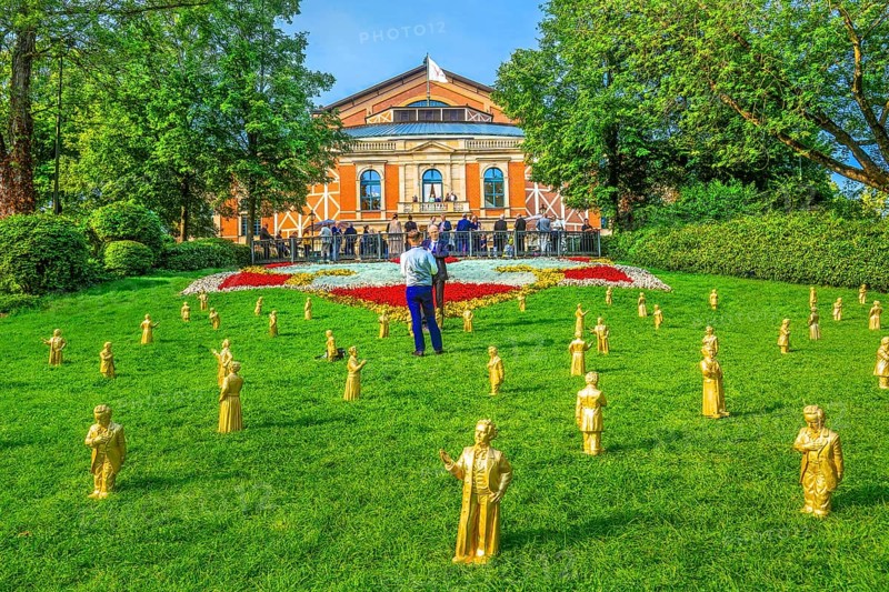 Sculptures of Richard Wagner and King Ludwig II in front of the festival theatre on the Green Hill with festival guests, festival town of Bayreuth, Upper Franconia, Franconia, Bavaria, Germany