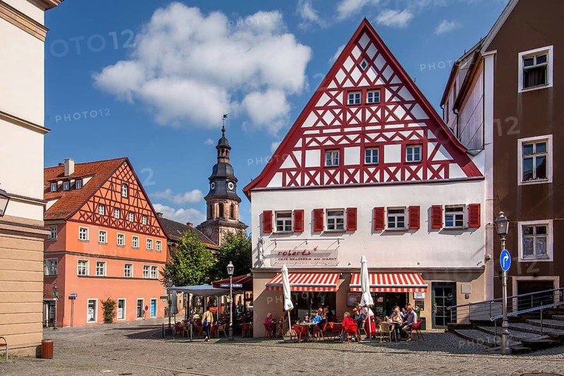 Half-timbered houses with street café and hospital church in the old town, beer town Kulmbach, Maintal, Upper Franconia, Franconia, Bavaria, Germany