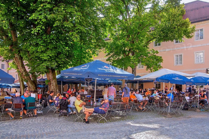 Beer garden in the inner courtyard of Weltenburg Abbey, Kelheim, Danube Valley, Lower Bavaria, Bavaria, Germany