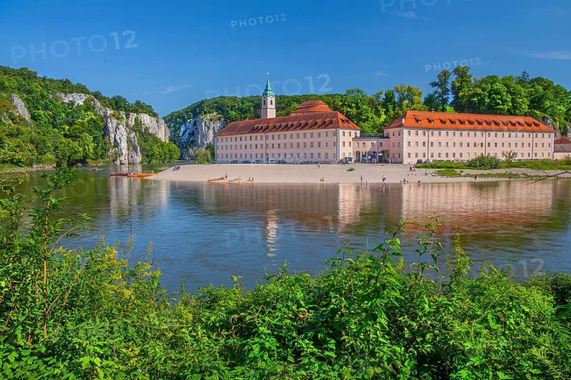 Danube bank with view of Weltenburg monastery in front of the Danube breakthrough, Kelheim, Danube valley, Lower Bavaria, Bavaria, Germany