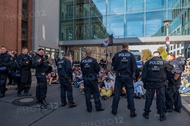 Germany, Berlin, 20/09/2025, protests against the March for Life demanding the abolition of Paragraph 218, counter-demonstration, blockade, police