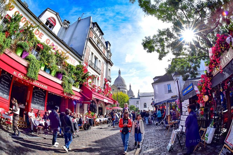 Place du Tertre in the Parisian artists' quarter of Montmartre in Paris, with the Sacre Coeur church in the background, France