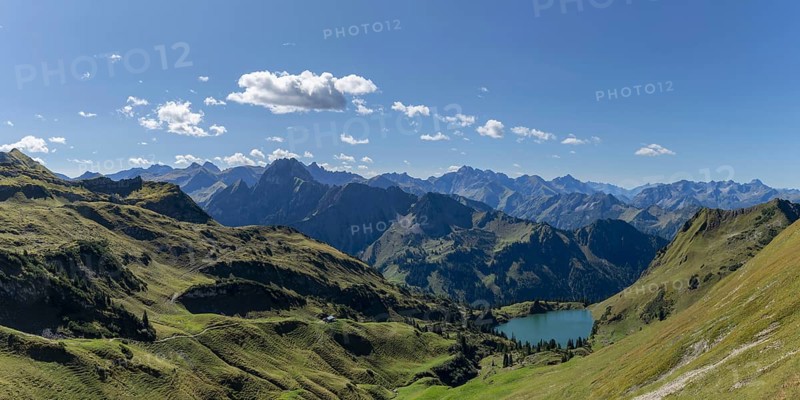 Mountain panorama from Zeigersattel to Seealpsee, on the left Höfats 2259m, in the centre the Allgäu main ridge with Trettachspitze 2595m, Mädelegabel 2645m, Bockkarkopf 2609m and Hochfrottspitze 2649m, Allgäu Alps, Allgäu, Bavaria, Germany
