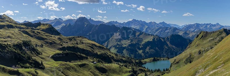 Mountain panorama from Zeigersattel to Seealpsee, on the left Höfats 2259m, in the centre the Allgäu main ridge with Trettachspitze 2595m, Mädelegabel 2645m, Bockkarkopf 2609m and Hochfrottspitze 2649m, Allgäu Alps, Allgäu, Bavaria, Germany