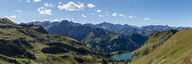 Mountain panorama from Zeigersattel to Seealpsee, on the left Höfats 2259m, in the centre the Allgäu main ridge with Trettachspitze 2595m, Mädelegabel 2645m, Bockkarkopf 2609m and Hochfrottspitze 2649m, Allgäu Alps, Allgäu, Bavaria, Germany