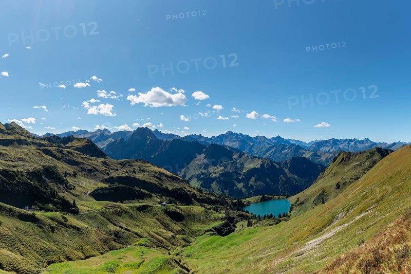 Mountain panorama from Zeigersattel to Seealpsee, on the left Höfats 2259m, in the centre the Allgäu main ridge with Trettachspitze 2595m, Mädelegabel 2645m, Bockkarkopf 2609m and Hochfrottspitze 2649m, Allgäu Alps, Allgäu, Bavaria, Germany