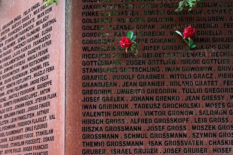 Pinned roses, name wall made of steel plates with a total of 2908 laser-engraved names of former concentration camp prisoners and forced labourers, station on the Path of Remembrance, Leonberg Concentration Camp Memorial, Leonberg, Baden-Württemberg