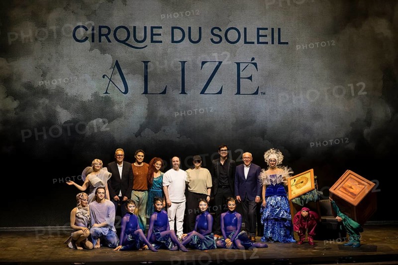 Group photo with the artists and Thomas Steinberg (presenter), Raphäl Navarro and Valentine Losseau (authors), Fabrice Becker (Creative Director) and Marek Lieberberg (CEO Live Nation Germany) after the press screening of Alizé, a joint production by Cirque du Soleil and Live Nation at the Theater am Potsdamer Platz, Berlin, 23.09.2025