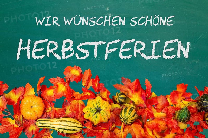(photomontage) : School blackboard with the inscription WIR WÜSCHEN SCHÖNE HERBSTFERIEN and autumnal decoration