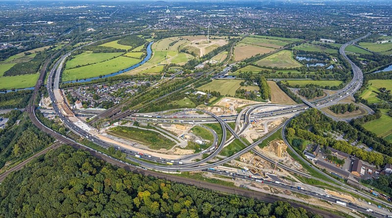 Aerial view, motorway junction Kaiserberg with construction site, motorway A40 and A3, behind energy park Styrumer Ruhrbogen with wind turbine, Duissern, Duisburg, Ruhr area, North Rhine-Westphalia, Germany, motorway, construction work, construction area, building site, building plots, construction project, construction site, DE, Europe, large construction site, aerial view, aerial photography, aerial photography, new construction, road traffic, overview, bird's-eye view, overview