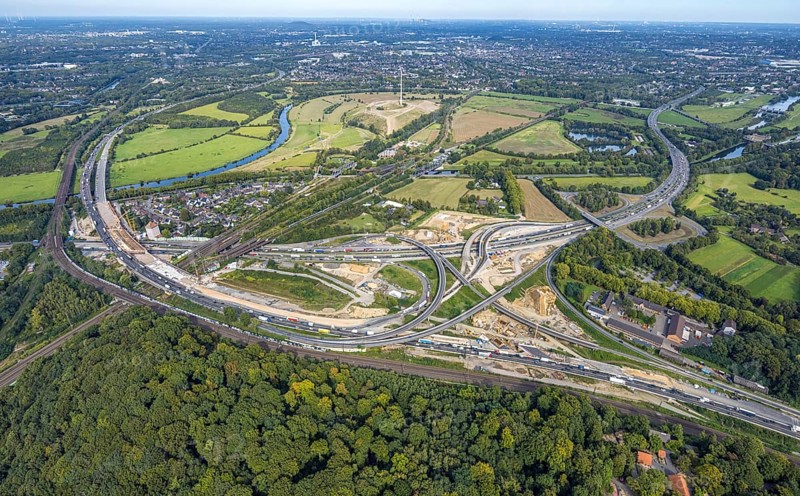 Aerial view, motorway junction Kaiserberg with construction site, motorway A40 and A3, behind energy park Styrumer Ruhrbogen with wind turbine, Duissern, Duisburg, Ruhr area, North Rhine-Westphalia, Germany, motorway, construction work, construction area, building site, building plots, construction project, construction site, DE, Europe, large construction site, aerial view, aerial photography, aerial photography, new construction, road traffic, overview, bird's-eye view, overview