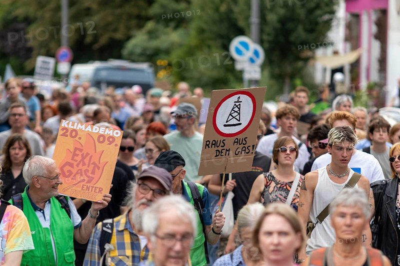 Worldwide climate strike by Fridays for Future under the motto Exit Gas - Enter Future, demonstration with rally at the fish market, Hamburg, Germany