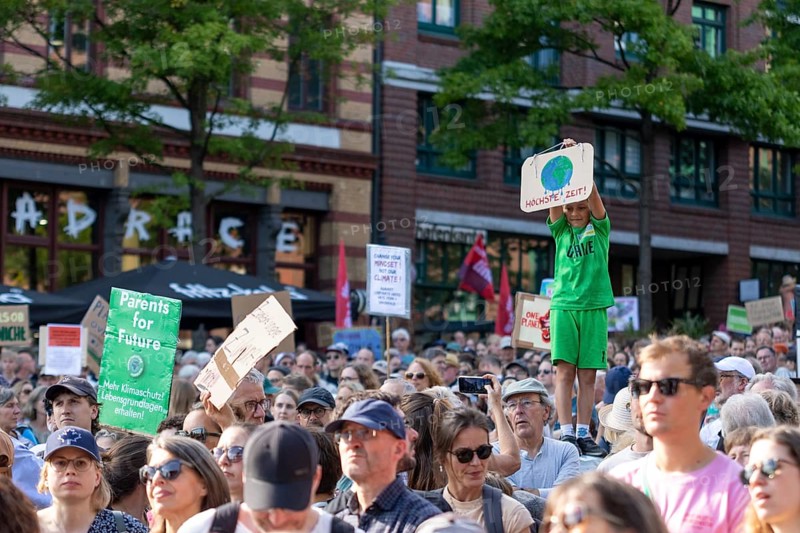 Worldwide climate strike by Fridays for Future under the motto Exit Gas - Enter Future, demonstration with rally at the fish market, Hamburg, Germany