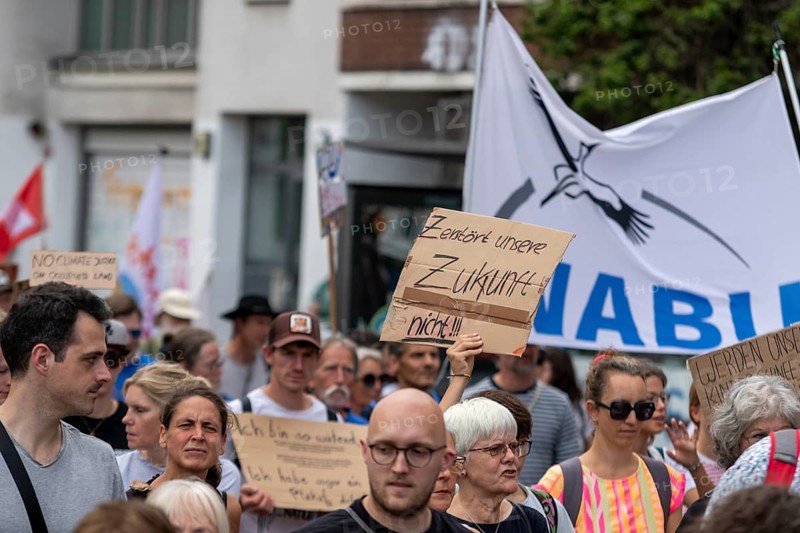 Worldwide climate strike by Fridays for Future under the motto Exit Gas - Enter Future, demonstration with rally at the fish market, Hamburg, Germany