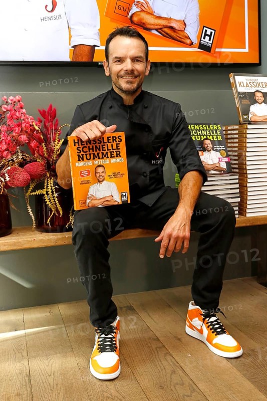 Chef Steffen Henssler at the presentation of his new cookbook HENSSLERS SCHNELLE NUMMER - mornings, lunchtimes, evenings in Henssler's kitchen, Hamburg, Germany