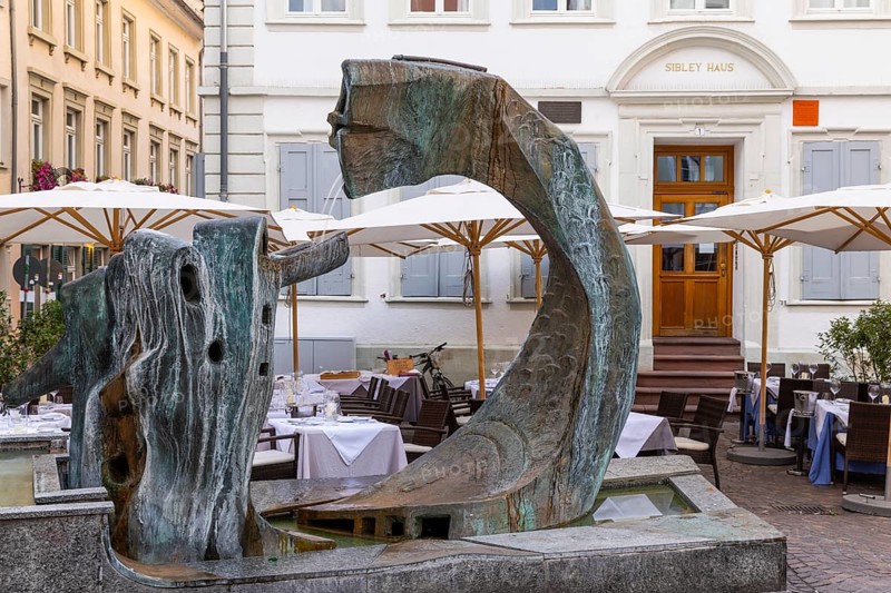 Sume fountain in front of restaurant, Plaza Mercado del Heno Heumarkt, Heidelberg, Kurpfalz, Baden-Württemberg, Germany