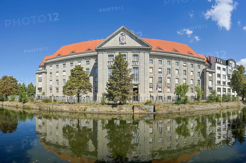 Federal Ministry of Defence, Landwehrkanal, Reichpietschufer, Tiergarten, Mitte, Berlin, Germany