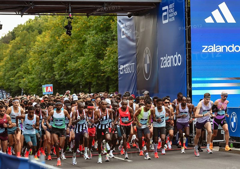 The elite group in front of the start of the Berlin Marathon 2025