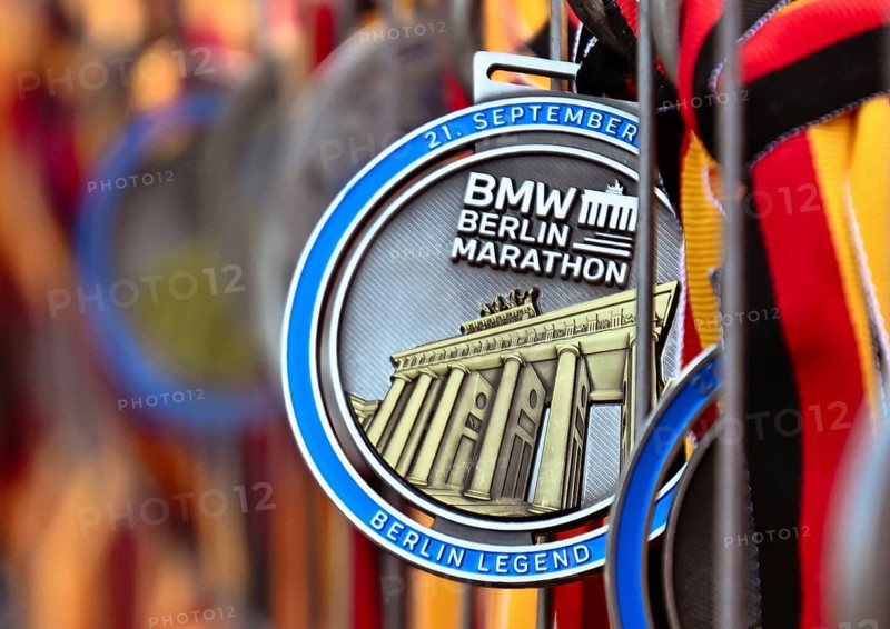 Medal with the Brandenburg Tor at the Berlin Marathon 2025