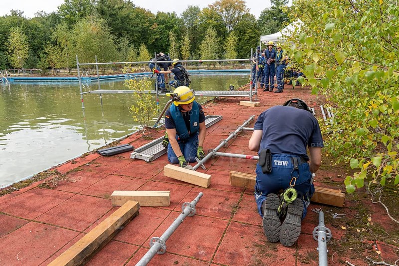 Emergency services practise the construction of footbridges, which are used e.g. in the event of flooding, at an old swimming pool, large-scale exercise FÜLEX25, of the THW, Federal Agency for Technical Relief, North Rhine-Westphalia, on 4 weekends over 3500 volunteers from the 127 North Rhine-Westphalia local organisations practise many different deployment scenarios from the areas of disaster control and civil defence