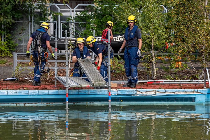 Emergency services practise the construction of footbridges, which are used e.g. in the event of flooding, at an old swimming pool, large-scale exercise FÜLEX25, of the THW, Federal Agency for Technical Relief, North Rhine-Westphalia, on 4 weekends over 3500 volunteers from the 127 North Rhine-Westphalia local organisations practise many different deployment scenarios from the areas of disaster control and civil defence