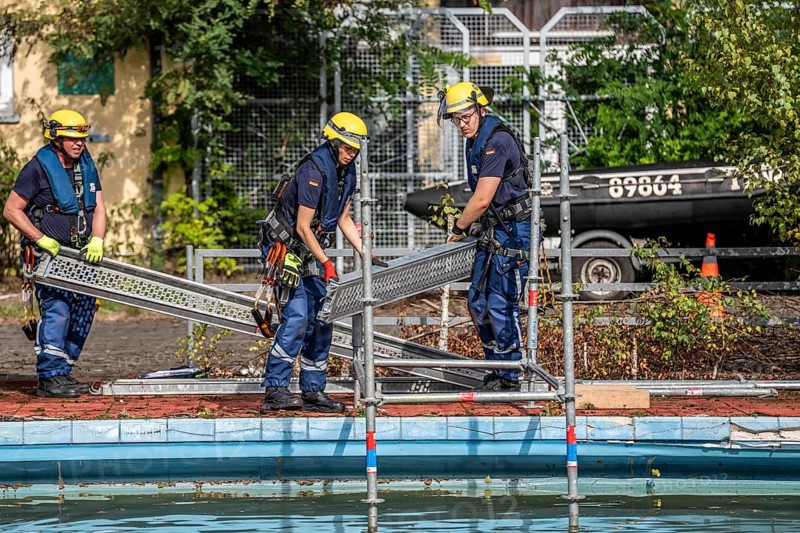 Emergency services practise the construction of footbridges, which are used e.g. in the event of flooding, at an old swimming pool, large-scale exercise FÜLEX25, of the THW, Federal Agency for Technical Relief, North Rhine-Westphalia, on 4 weekends over 3500 volunteers from the 127 North Rhine-Westphalia local organisations practise many different deployment scenarios from the areas of disaster control and civil defence
