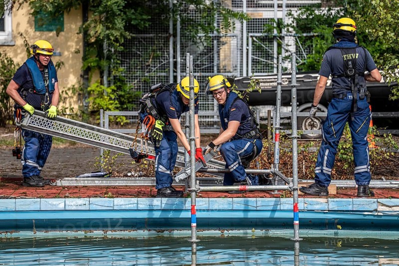 Emergency services practise the construction of footbridges, which are used e.g. in the event of flooding, at an old swimming pool, large-scale exercise FÜLEX25, of the THW, Federal Agency for Technical Relief, North Rhine-Westphalia, on 4 weekends over 3500 volunteers from the 127 North Rhine-Westphalia local organisations practise many different deployment scenarios from the areas of disaster control and civil defence