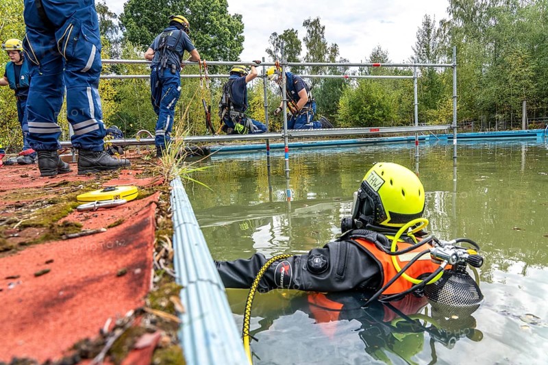 Emergency services practise the construction of footbridges, which are used e.g. in the event of flooding, at an old swimming pool, large-scale exercise FÜLEX25, of the THW, Federal Agency for Technical Relief, North Rhine-Westphalia, on 4 weekends over 3500 volunteers from the 127 North Rhine-Westphalia local organisations practise many different deployment scenarios from the areas of disaster control and civil defence