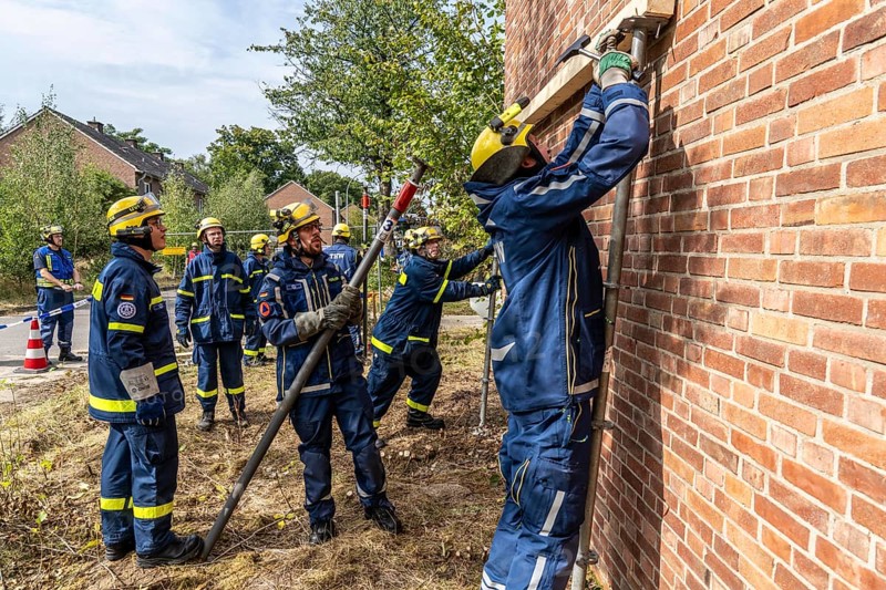 Securing a house wall, against which a car has driven and is in danger of collapsing, large-scale exercise FÜLEX25, of the THW, Technisches Hilfswerk, Landesverband North Rhine-Westphalia, on 4 weekends over 3500 volunteers of the 127 North Rhine-Westphalia local associations, many different scenarios, from the field of disaster control and civil defence