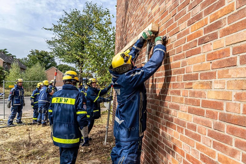 Securing a house wall, against which a car has driven and is in danger of collapsing, large-scale exercise FÜLEX25, of the THW, Technisches Hilfswerk, Landesverband North Rhine-Westphalia, on 4 weekends over 3500 volunteers of the 127 North Rhine-Westphalia local associations, many different scenarios, from the field of disaster control and civil defence