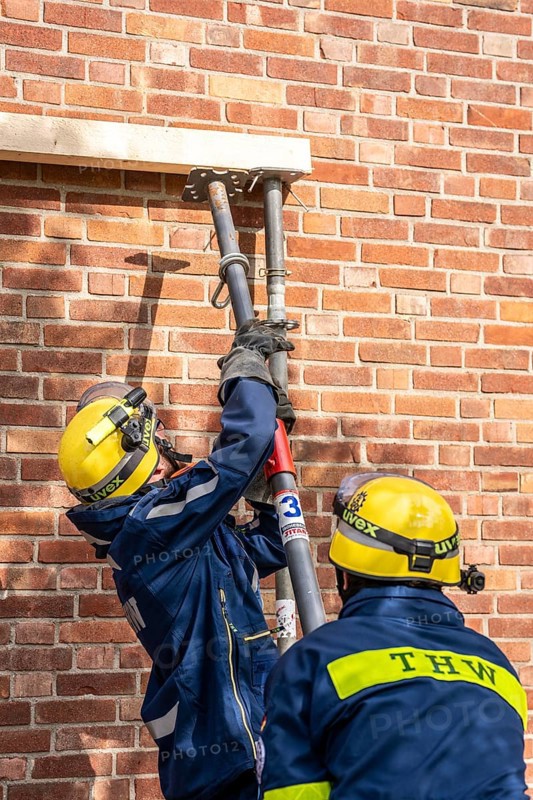 Securing a house wall, against which a car has driven and is in danger of collapsing, large-scale exercise FÜLEX25, of the THW, Technisches Hilfswerk, Landesverband North Rhine-Westphalia, on 4 weekends over 3500 volunteers of the 127 North Rhine-Westphalia local associations, many different scenarios, from the field of disaster control and civil defence