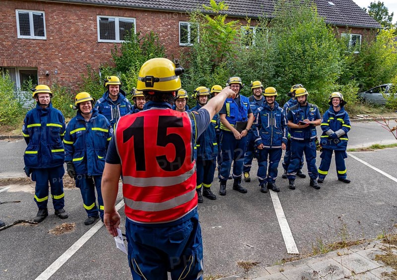 Securing a house wall, against which a car has driven and is in danger of collapsing, large-scale exercise FÜLEX25, of the THW, Technisches Hilfswerk, Landesverband North Rhine-Westphalia, on 4 weekends over 3500 volunteers of the 127 North Rhine-Westphalia local associations, many different scenarios, from the field of disaster control and civil defence